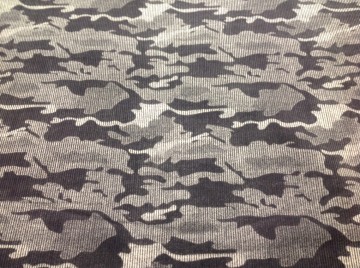 Mooie rib in legerpatroon in tinten grijs en zwart. Voor bv broek, rokje, jasje, overgooier of buitenkant van een winterjas