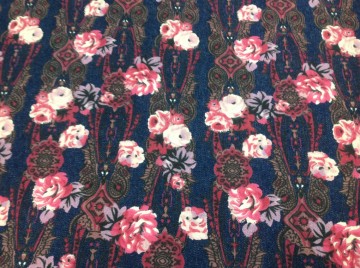 Prachtige, wat steviger spijkerstof met bloemenmotief in rood, wit, lila enz. Mooi voor een rok, broek, jasje