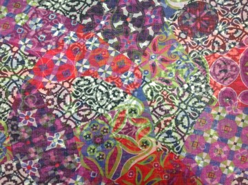 Zijdezachte voile met fantasieprint in tinten paars, roze, rood enz. Mooi voor blouse, tuniek, shawl of bovenlaag van een rokje