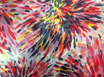 Voile met fantasieprint in tinten roze, rood, geel, zwart enz. Mooi voor blouse, tuniek, shawl of bovenlaag van een rokje