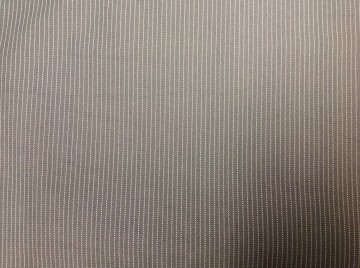 Mooie, stevige metaalstof, taupe/beige krijtstreep. Geschikt voot rok, blousejasje, broek enz