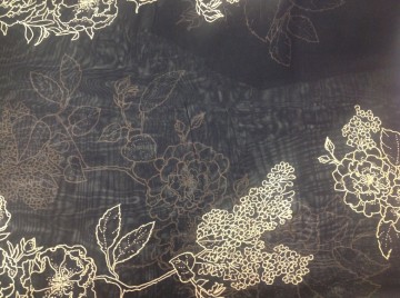 Zwarte voile met beige bloemenrand, iets doorzichtig. Mooi voor wijde blouse, tuniek, shawl of bovenlaag van een rokje