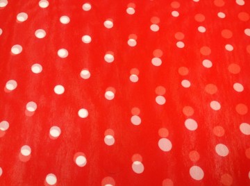 Voile rood met witte noppen, iets doorzichtig. Mooi voor wijde blouse, tuniek, shawl of bovenlaag van een rokje. 