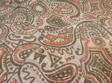 Mooie voile met fantasiemotief in tinten beige, taupe, oranje, iets doorzichtig. Mooi voor wijde blouse, tuniek, shawl of bovenlaag van een rokje.