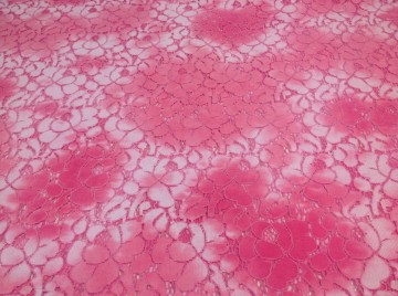 Opengewerkte, niet rekbare stof in tinten roze. Heel mooi voor shirt, hemdje, shawl of (bovenlaag van een) rokje of jurk
