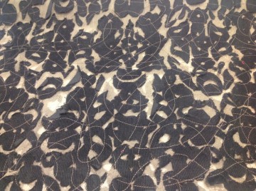 Bruine lapjes babyrib, gestikt op gaatjestricot, niet rekbaar. Heel mooi voor shirt, hemdje, shawl of bovenlaag van een rokje of jurk