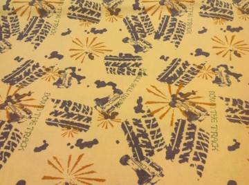 Bedrukte denim, sterk maar soepel in vaal donkergeel met bruin. Mooi voor een kinderbroek, jas enz