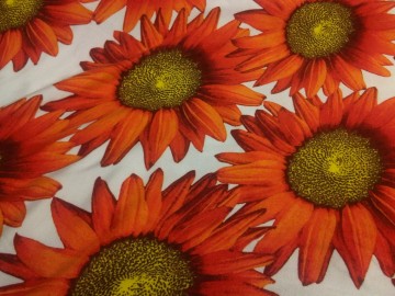 Soepele tricot van katoen met viscose. Wit met oranje bloemen