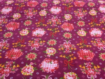 Tricot van katoen, fantasie figuurtjes op donkerroze/paars