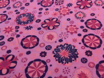 Tricot van katoen met fantasie figuurtjes in tinten roze en donkerblauw