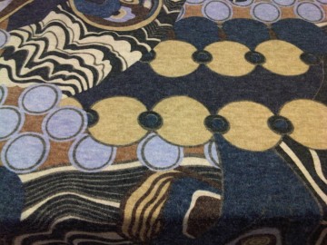 Wol/mohair  Fantasie print in tinten blauw en ecru/camel