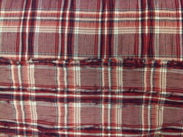 Hip ruitje in tinten rood en donkerblauw. Aan 2 kanten te gebruiken, gerafeld of ongerafeld. Leuk voor blousje, rokje of tuniek