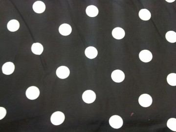 Katoen. Zwarte stof met grote stippen,  mooi voor (kinder) kleding, quilt, gordijntje, beddegoed of hobby