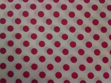 Katoen. Witte stof met grote roze stippen, mooi voor (kinder) kleding, quilt, gordijntje, beddegoed of hobby