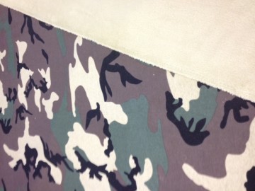 Mooie, dubbele joggingstof met aan de buitenkant legerprint in bruin, groen en geel/bruin en de binnenkant warme teddy. Ideaal voor sweatshirt, vest of warme joggingbroek