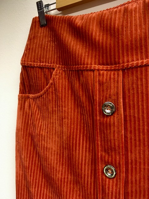 Hippe, rechte corduroy rok RIB TERRA met valse knoopbies van rekbare tricot. Een strakke look maar een super comfortabele pasvorm door de elasticiteit van tricot. Met insteekzakken. Rokjes - Webshop